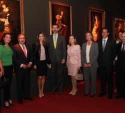 Los Príncipes de Asturias junto a las autoridades y personalidades asistentes a la exposición